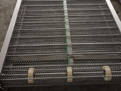 网带输送机耐高温，抗腐蚀的特点