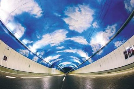 隧道顶部彩绘蓝天白云