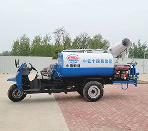 三轮洒水车